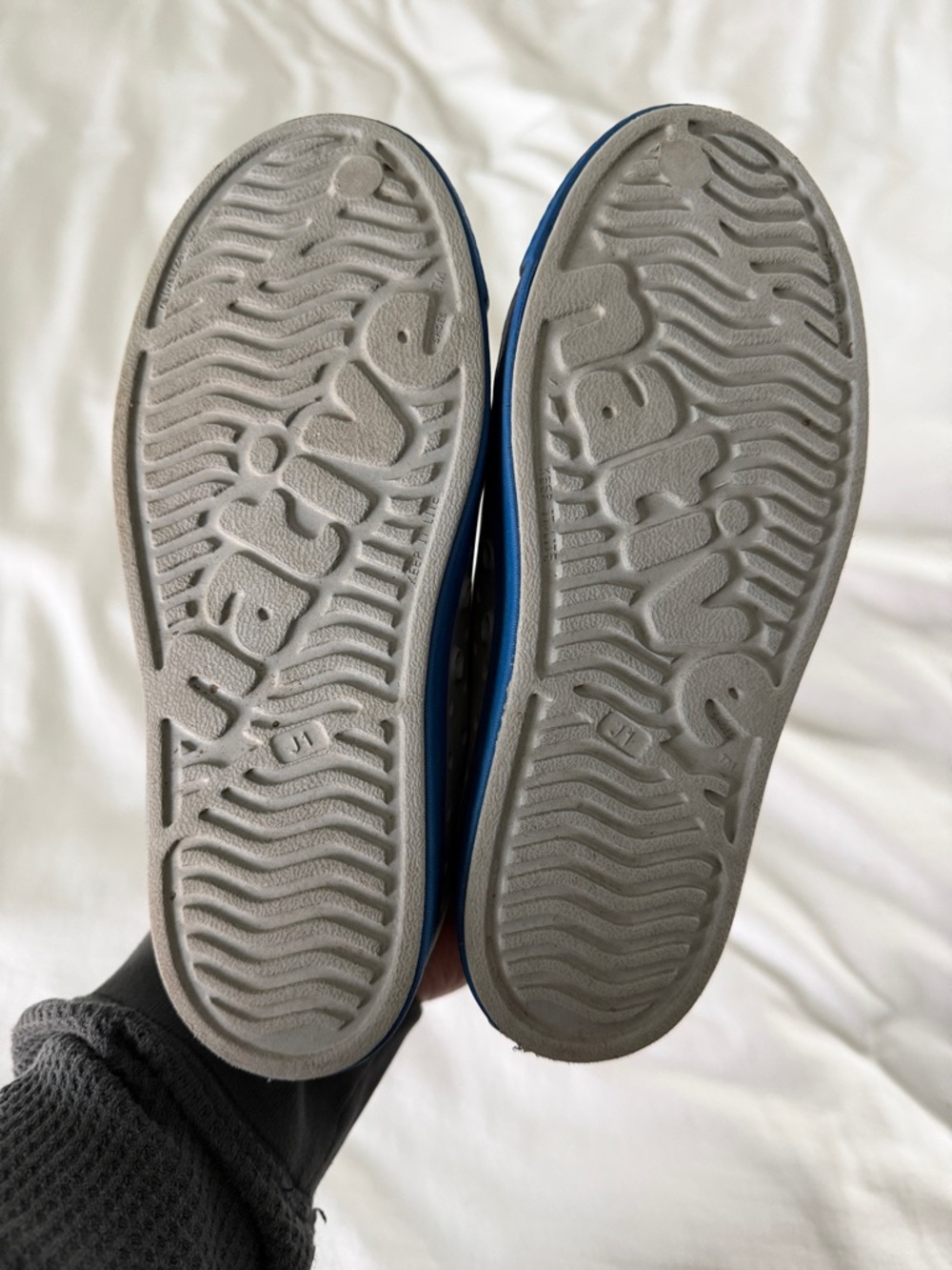 Native Kids Jefferson Slip-On Shoe in Gray with Blue Size J1 - Picture 5 of 10